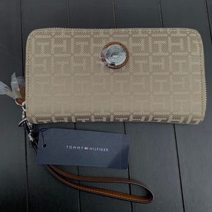 (SOLD) NWT Gold monogram tommy Hilfiger wristlet